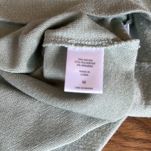 New York & Company Open shoulder Top Size M - Picture 7 of 7